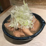 御縁屋はし村 - 煮込み。敢えて1種類のもつ(てっぽう)のみを使用との事。ずっと煮込み続けたコク深いのも良いけど、こうしたスッキリ旨い煮込みも良いものだ♪