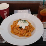 カフェ・ベローチェ - マスカルポーネと海老トマトクリームパスタ 690円 → 345円(半額)、アイスレモンティー 250円