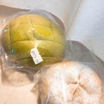 三星 - 料理写真:富良野クリームメロンパン(￥209)、梅あんパン(￥150)。
メロンパンのほうが好きなかな。