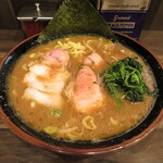 神田ラーメン わいず - ラーメン 850円