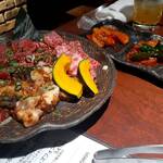 面白座 飾磨店 - 焼肉盛り合わせとキムチ盛り合わせ