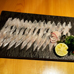いざかや しん - 他県ではなかなかお目にかかれない地穴子の薄造りは絶品！！コリコリの食感と仄かに甘い味覚が楽しめます(o^^o)