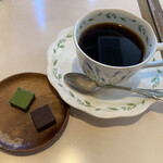Kohinipengin - セットのコーヒーとチョコレート