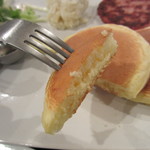ルーポリック - マッシュポテトとソーセージパテのパンケーキ　カット