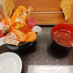 海鮮処 魚屋の台所 - おまかせ海鮮丼(上)のセット