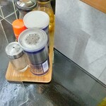 バク豚696 - 酢、醤油、七味、白胡椒、黒胡椒