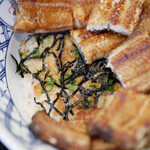 Ningyouchou Umeda - 鰻の下には刻み海苔、葱、そして梅肉が敷かれています