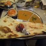 インドラ - チキンカレー（右）とキーマカレー（真ん中）