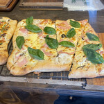 camel - 生ハムとレンコンのピザ