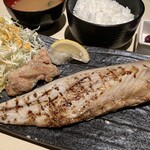 Yotsuya Shimmichi Doori Yoiyoi - 塩さば炭火焼と若鶏の唐揚げ定食