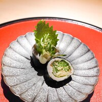 鳥焼き 小花 - 低温調理胸肉にがり、きゅうり、梅の海苔巻き