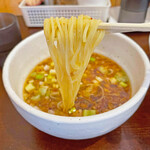 六花 - ピリ辛のスープはフライドオニオンの香ばしい風味と仄かな酸味が有ります