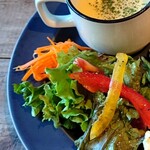Jeli cafe - 熱々のコーンポタージュスープ✨　新鮮な野菜✨
