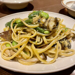 料理店 吉田 - つぶ貝のリングイネをハーフ70gサイズで。つぶ貝のぷりぷり感、野菜の歯ごたえ、アルデンテのリングイネの三位一体。ハーブバターの風味がよい！