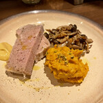 料理店 吉田 - 前菜盛り合わせ。パテドカンパーニュ（肉肉しいタイプだはなくマイルドでやさしめ）、キノコのマリネ、栗かぼちゃのサラダ（アリサのスパイシーさがアクセント）