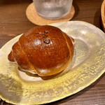 料理店 吉田 - 小麦の香り豊かな自家製パン。吉田の焼印が可愛らしい。