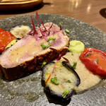 料理店 吉田 - 鰤のスモーク。焼き茄子とドライトマトを添えて。焼き茄子の濃厚ソースと青リンゴのソースがあう。