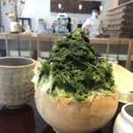 山本山 ふじヱ茶房 - カウンター内でお茶淹れをしています