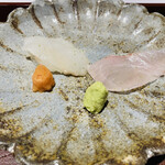 馳走 啐啄一十  - 【写真⑥】写真左：虎魚、写真右：シマアジ（鹿児島県産、1週間寝かせ）