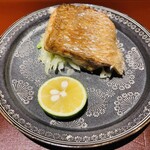 馳走 啐啄一十  - 【写真②】炭火焼きノドグロ(下関市産、雄)、キャベツ