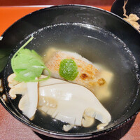 馳走 啐啄一十  - 【写真⑤】炭火焼き白甘鯛（山口県徳山市産）、松茸（広島県庄原市）、利尻昆布(蔵囲い)出汁のお椀