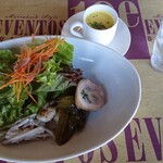 吉山 ビアンコ - 前菜のサラダ（地元野菜使用）とかぼちゃの冷製スープ