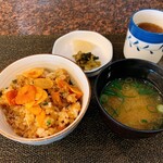 鉄板焼なにわ - ガーリック、味噌汁、香の物