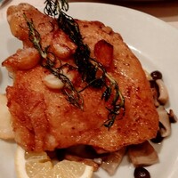 イル カルディナーレ 銀座本店 - 皮パリで程よくジューシー⭐️赤鶏とキノコとじゃがいものガーリックロースト⭐️身質がしっかりしているけれどジューシー焼いて下さっています♫