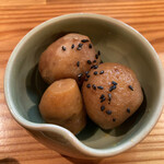 おばんざいと地酒 さんしょく - サービスで里いもを頂きました。