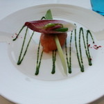 マドラウンジ - 絹姫サーモンと帆立貝のクーポラ　春野菜のマリネ添え