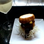 Deli＆Bar 秀 - 2013.4.25　ヒレカツサンド　分厚くジューシーな豚ヒレカツに秀さん特製ソースをたっぷりかけた温かいサンドイッチ。かぶりつくには、顎を外さないでね(笑)