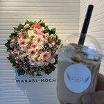 とろり天使のわらびもち - ドリンク写真:ドリンクよりお花に焦点が合ってました