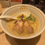 TOKYO豚骨BASE MADE by博多一風堂 - スープは白の豚骨、麺は粉落とし！