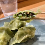 手作り餃子の店 吉春 - 胡瓜の水餃子(断面)