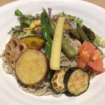 Kashun an - お野菜がこれでもか！と盛られています
                        生野菜と素揚げ野菜で、別添えのバジルソースを
                        ディップするとバーニャカウダ的な雰囲気も