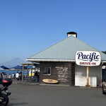 Pacific DRIVE-IN - 駐車場から富士山が遠くに見える