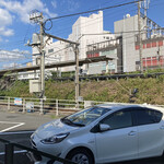 anchoa - すぐ際を江ノ電とJR横須賀線が通る