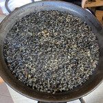 anchoa - 取り分けてくれる前の炊き上がったパエリア、お米の食感はパエリアというかリゾットに近かった、何とも言えない滋味深い魚介の出汁が効いていた、人生マイベストイカ墨パエリアだった