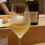 鮨 清松 - グラス白ワイン（シャルドネ）