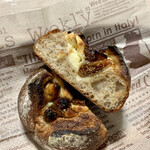 メゾン ムラタ - クリームチーズとドライいちぢくのはちみつカンパーニュ ¥250