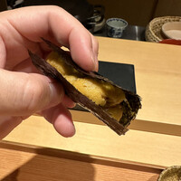 すし てんちじん - ムラサキウニの手巻き