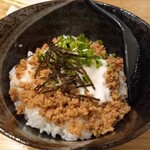 炭火串焼 らくだ - 〆の鶏そぼろ丼
