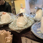 広島つけ麺 流行屋 - カウンター上のオニギリ