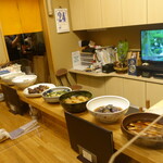 千代娘 - カウンターにずらりと並ぶ美味しそうなおばんざい