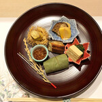 割烹 すぎやま - 先付八寸:柿の葉寿司/いくら醤油漬/揚げ麩と柿のごまダレ/イガ栗素麺/琵琶湖天然鰻/鱧の子豆腐と菊菜