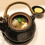 割烹 すぎやま - 2品目:岩手産松茸と鱧の土瓶蒸し