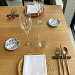 anchoa - 和風感もあるテーブルセッティング、銅製のカトラリーは珍しい