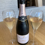 anchoa - スッキリ、強炭酸なロゼスパークリング、いわゆるピンク色ではなく白に近い