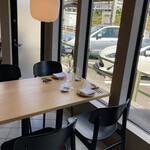 anchoa - 窓際の落ち着ける席に通してくれた