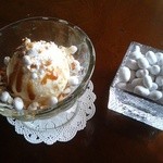 煎豆茶亭 - 信州諏訪みそ天丼の姉妹品第1号「みそキャラメルアイス」隣はトッピングの諏訪の伝統的な豆菓子「諏訪湖豆」